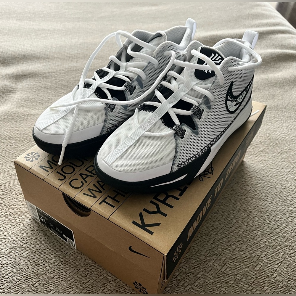 NIKE KYRIE FLYTRAP 6 GS 'WHITE BLACK'